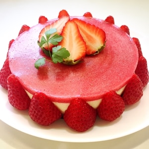 真っ赤な苺ソースのレアチーズケーキ